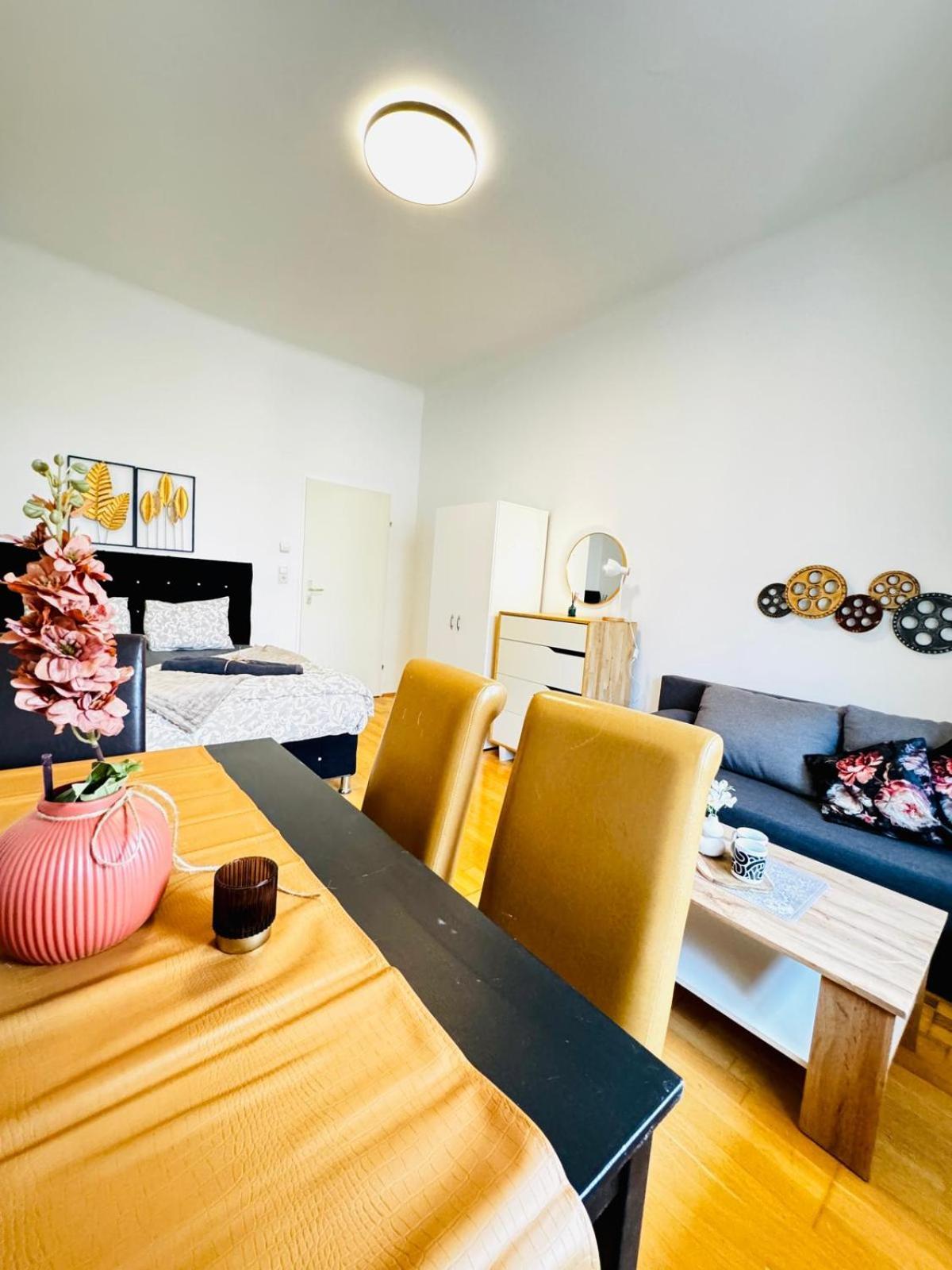 Comfy In A Shared Apartment, Only 17min Walk To Schoenbrunn Viena